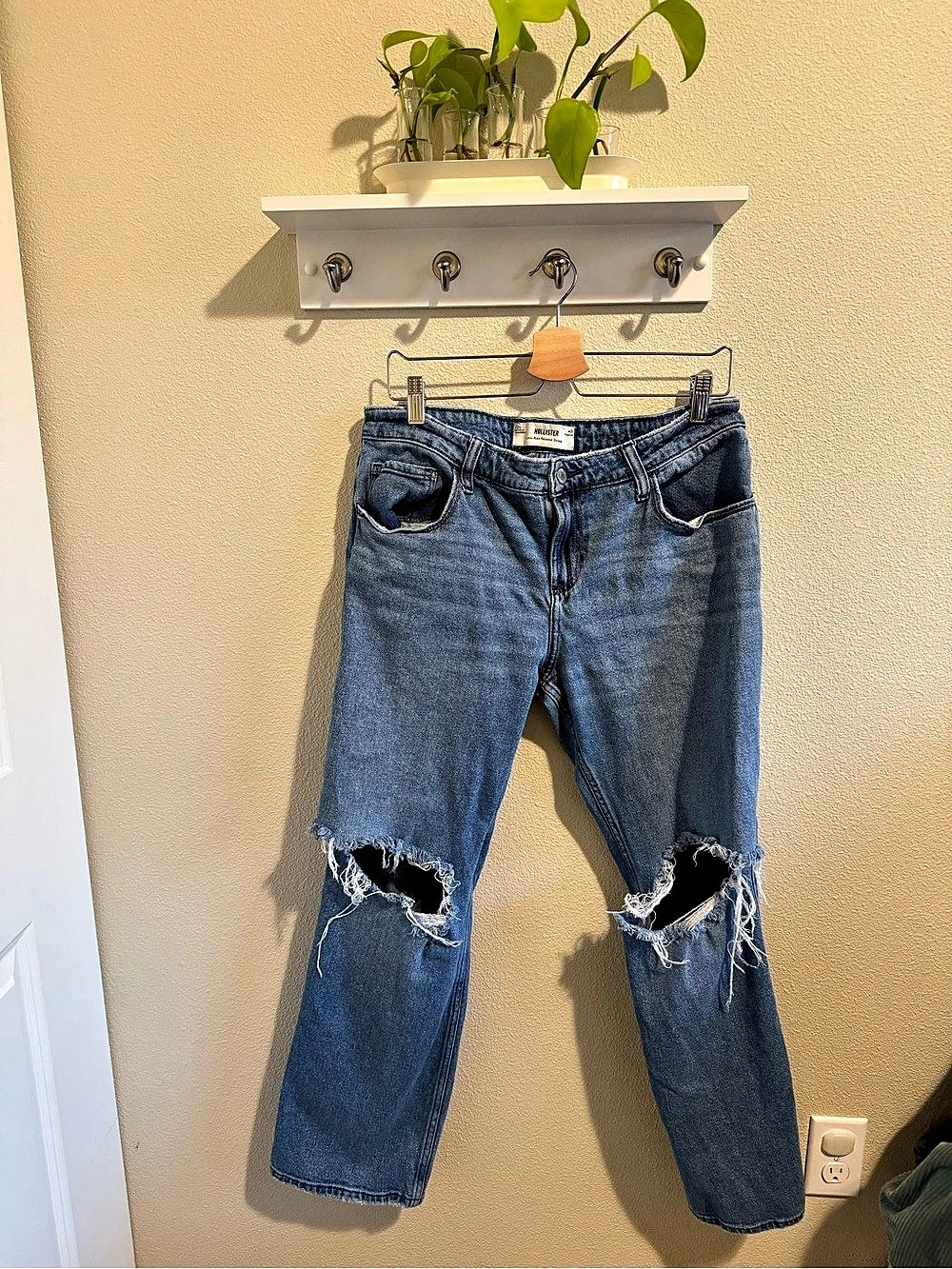Hollister Low-Rise Relaxed Straight Jeans Distressed Blue Waist 12R